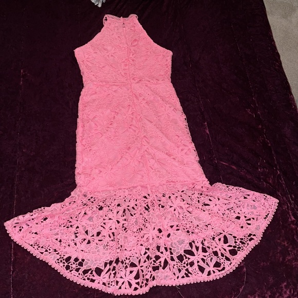 Lace holster dress with flounce hem - Picture 7 of 8